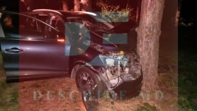 FOTO // Tragedie la Anenii Noi. Doi tineri au ajuns la spital, după ce au intrat cu mașina într-un copac